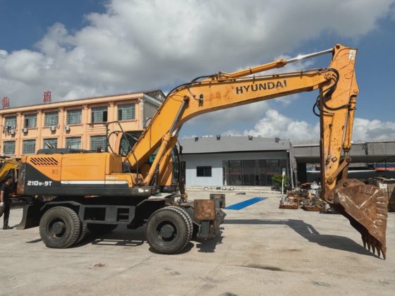 机器出售 210W 原装轮胎 原装状态 现代轮式挖掘机