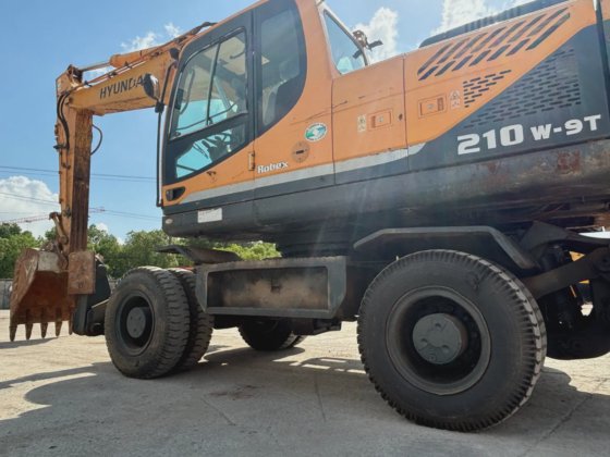 机器出售 210W 原装轮胎 原装状态 现代轮式挖掘机