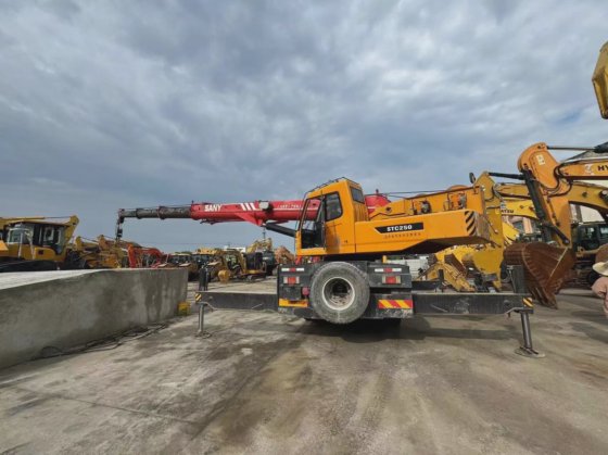 新型液压 25 吨移动式起重机 Stc250 汽车起重机