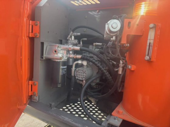 耐久性があり、信頼性が高く、燃費が良い、わずかな傷がある、ほぼ新品の状態の中古日立掘削機