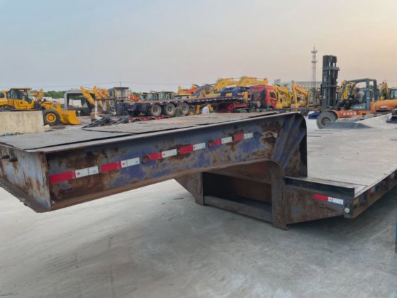 物美价廉的 3 轴 60 吨低平板拖车