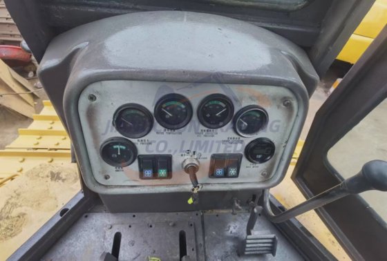 几乎全新的原装日本制造卡特彼勒 Cat 履带式拖拉机推土机