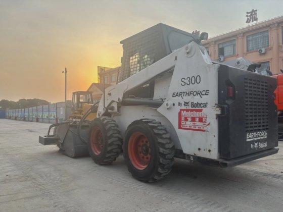 山猫滑移装载机 S300 S450 S550 6