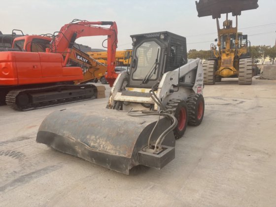 山猫滑移装载机 S300 S450 S550 6