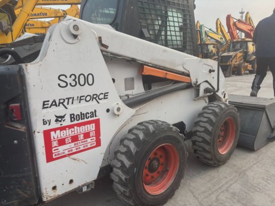 山猫滑移装载机 S300 S450 S550 6