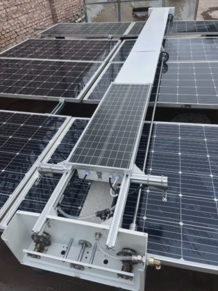太陽電池パネル洗浄機の製造、高度なロボットソリューション