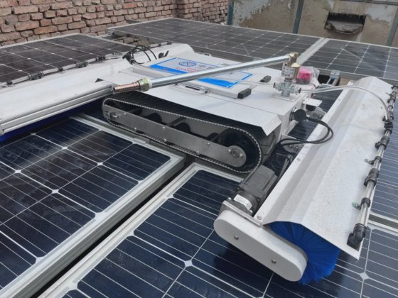 2025 最新全自动太阳能电池板清洁机器人，用于遥控光伏清洁