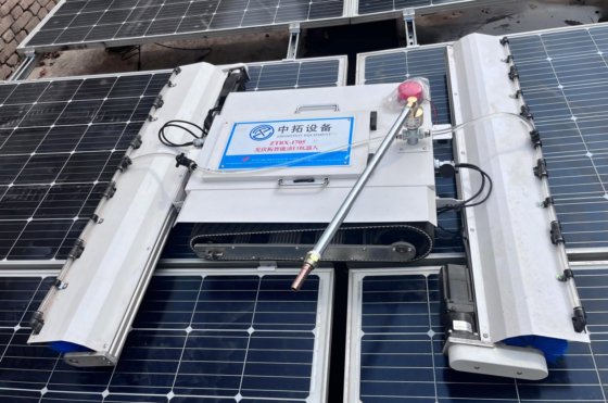 Zt1705防坠落遥控履带式太阳能电池板清洁机器人