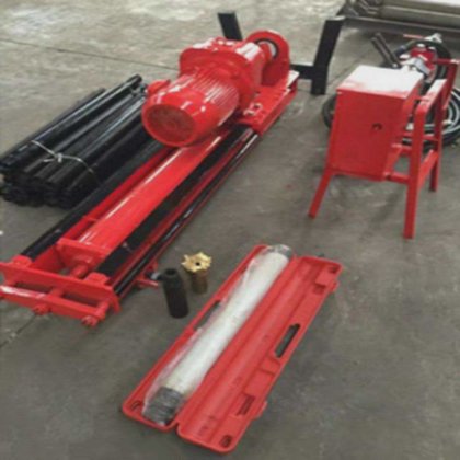 用于坚硬岩石或土层的 20-30 米移动式气动潜孔钻机