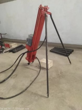 用于坚硬岩石或土层的 20-30 米移动式气动潜孔钻机