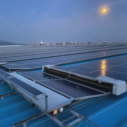 用于高效清洁和喷水清洗的可再生太阳能电池板清洁系统