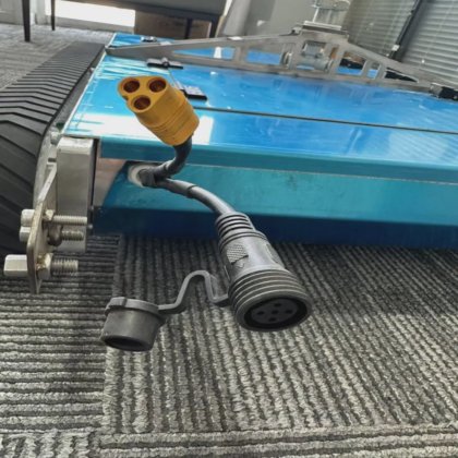 業務用太陽光発電所メンテナンスソーラーパネル清掃ロボットソリューション