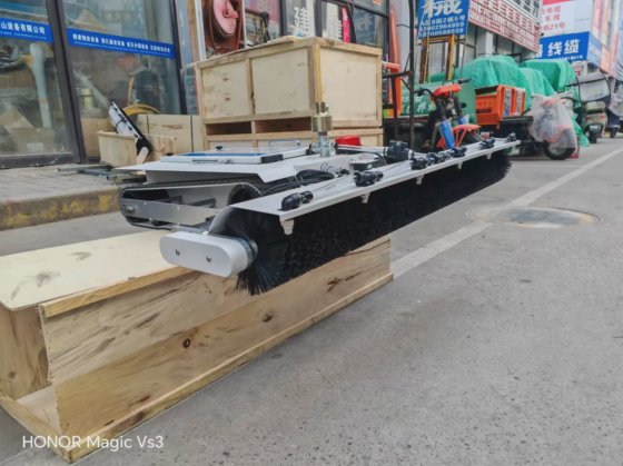 全自动太阳能电池板清洁机器人 带防坠落传感器的自动机器