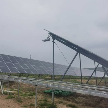 大規模太陽光発電所向けソーラーパネル清掃ロボット