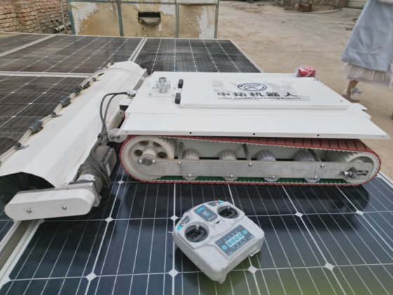 Robot télécommandé de nettoyage de