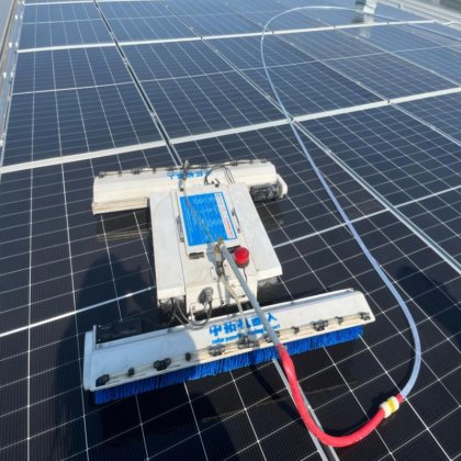专业光伏清洁工具 太阳能电池板清洁机器人 太阳能电池板清洁器