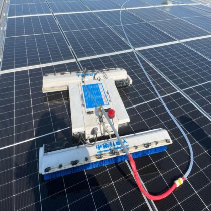 专业光伏清洁工具 太阳能电池板清洁机器人 太阳能电池板清洁器