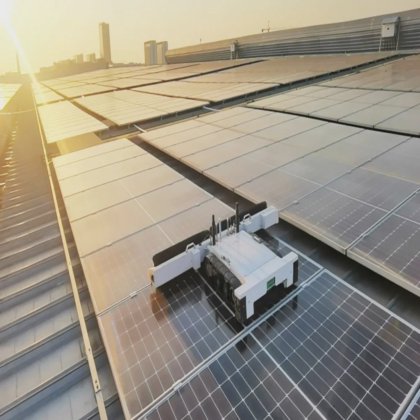 リチウム電池を搭載した太陽電池パネル清掃装置用PVパネル清掃ロボット