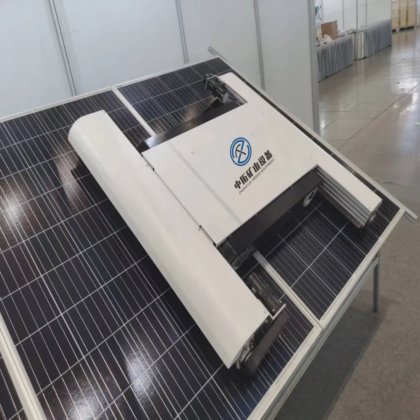リチウム電池を搭載した太陽電池パネル清掃装置用PVパネル清掃ロボット