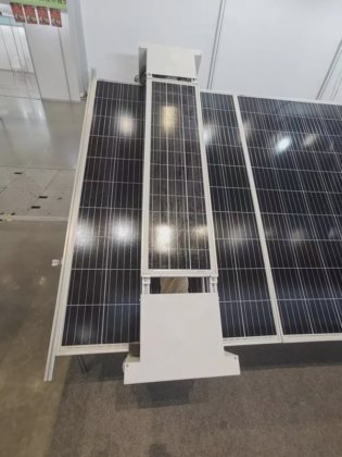 大刷子清洁太阳能电池板网格工程智能清洁机