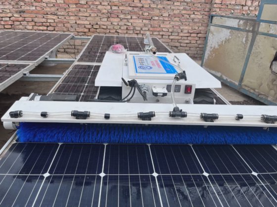 高品質全自動ソーラーパネル洗浄ロボットFordryと水洗浄