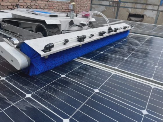 高品質全自動ソーラーパネル洗浄ロボットFordryと水洗浄