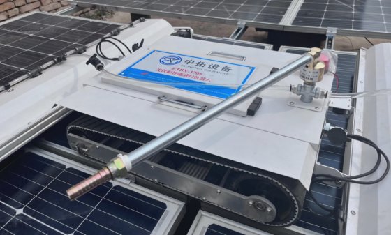 带清洁刷的高效太阳能电池板清洁机器人遥控器