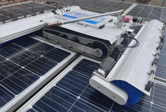 带清洁刷的高效太阳能电池板清洁机器人遥控器