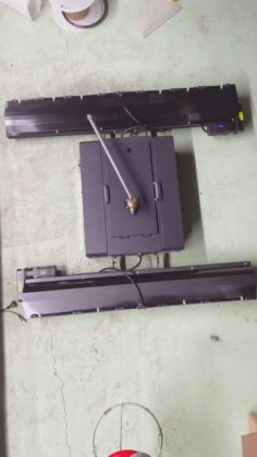 太陽電池の効率を改善するための熱い販売の太陽電池パネルのクリーニングのロボットのクリーニング機械