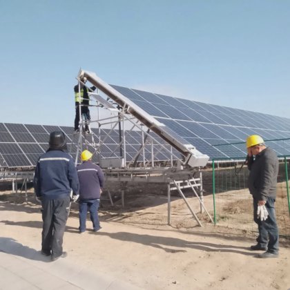 新製品 高品質太陽電池パネル清掃ロボット