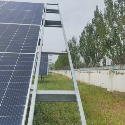 新型大型太阳能电站电池板清洁机器人 太阳能电池板维护解决方案