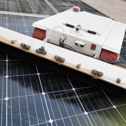 电池供电清洁机，提供有效的太阳能电池板清洁解决方案