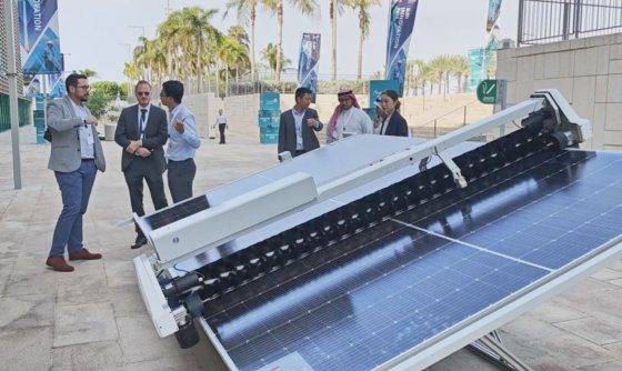 太陽光発電の効率を向上させる、手頃な価格のソーラーパネル清掃ロボット