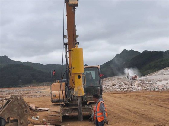 大型挖掘机使用岩石劈裂机进行无爆裂作业