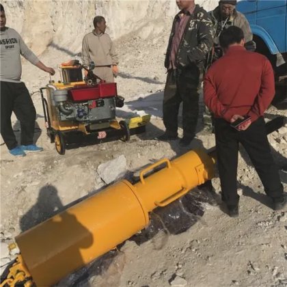 ショベルカーに搭載された巨大なロックスプリッター