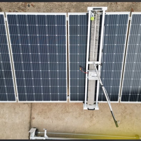 用于清洁和维护屋顶和大型发电站的太阳能电池板清洁机