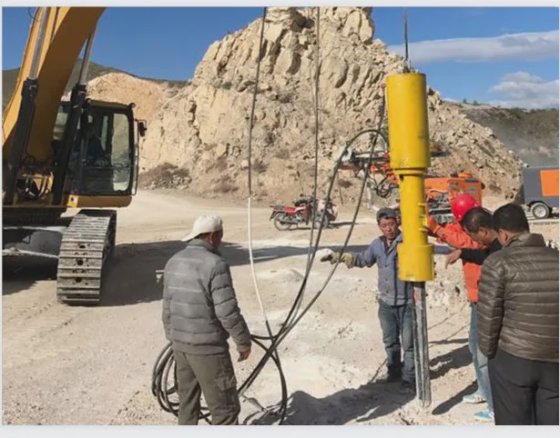 大型岩石劈裂机楔块，直径 110 毫米，用于挖掘机控制岩石劈裂