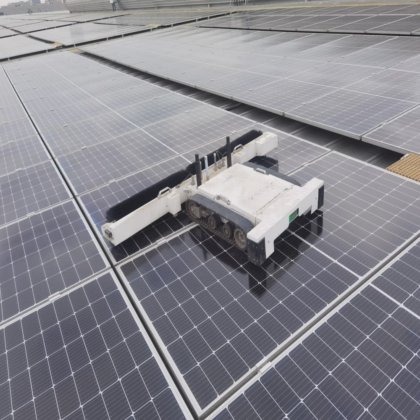 太陽光発電所の日常清掃用ソーラーパネル清掃ロボット
