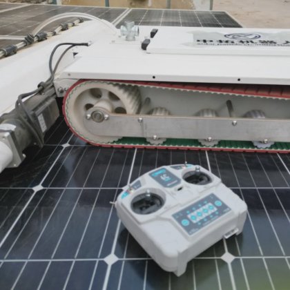 太陽光発電所の日常清掃用ソーラーパネル清掃ロボット