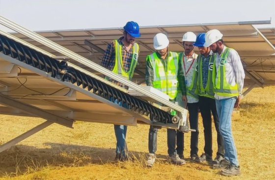 具有自动功能的太阳能电池板清洁机器人