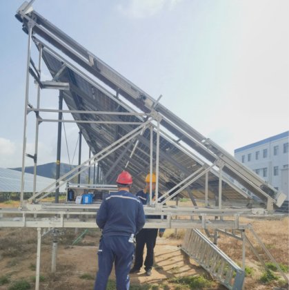 大型太陽光発電所 無人ソーラーロボット清掃ソリューション