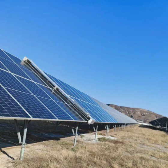 大型太陽光発電所 無人ソーラーロボット清掃ソリューション