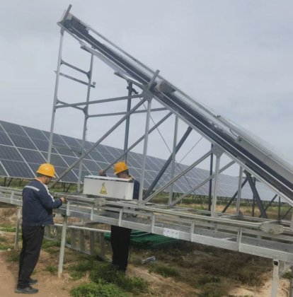 大型太陽光発電所 無人ソーラーロボット清掃ソリューション