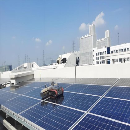 工厂干燥或用水清洗太阳能电池板清洁机器人系统