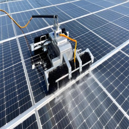 工厂干燥或用水清洗太阳能电池板清洁机器人系统