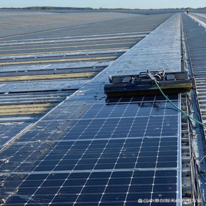 工厂干燥或用水清洗太阳能电池板清洁机器人系统