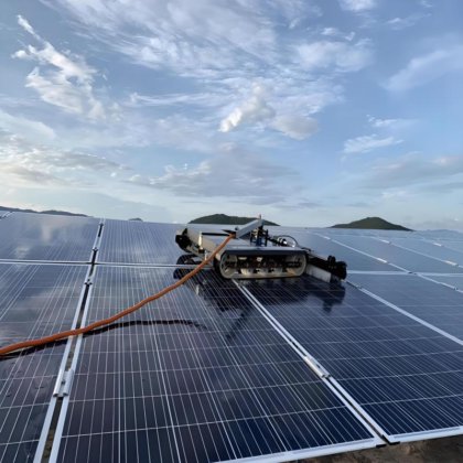 工厂干燥或用水清洗太阳能电池板清洁机器人系统