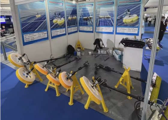 带可更换刷头的可重复使用太阳能电池板清洁设备