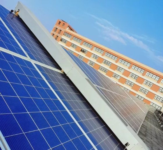 热销全自动太阳能电池板清洁机器人