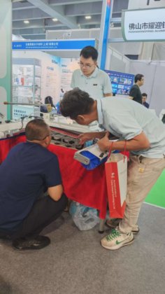 太陽光発電パネルのクリーン度を維持する遠隔操作型ソーラーパネル清掃ロボット